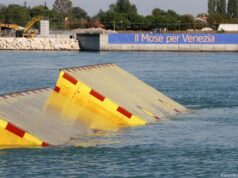 Venecia prueba con éxito compuertas de acero contra inundaciones