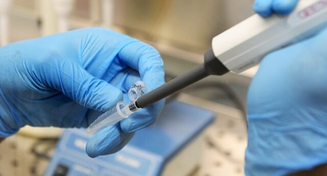 El Sumario - Suiza confía en Posible Vacuna de EE.UU. y Compra por Adelantado 4.5 Millones de Dosis Sin embargo, el contrato con la farmacéutica Moderna está condicionado a que las pruebas tengan éxito