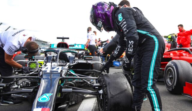 Lewis Hamilton ganó con agonía y tres ruedas en Silverstone