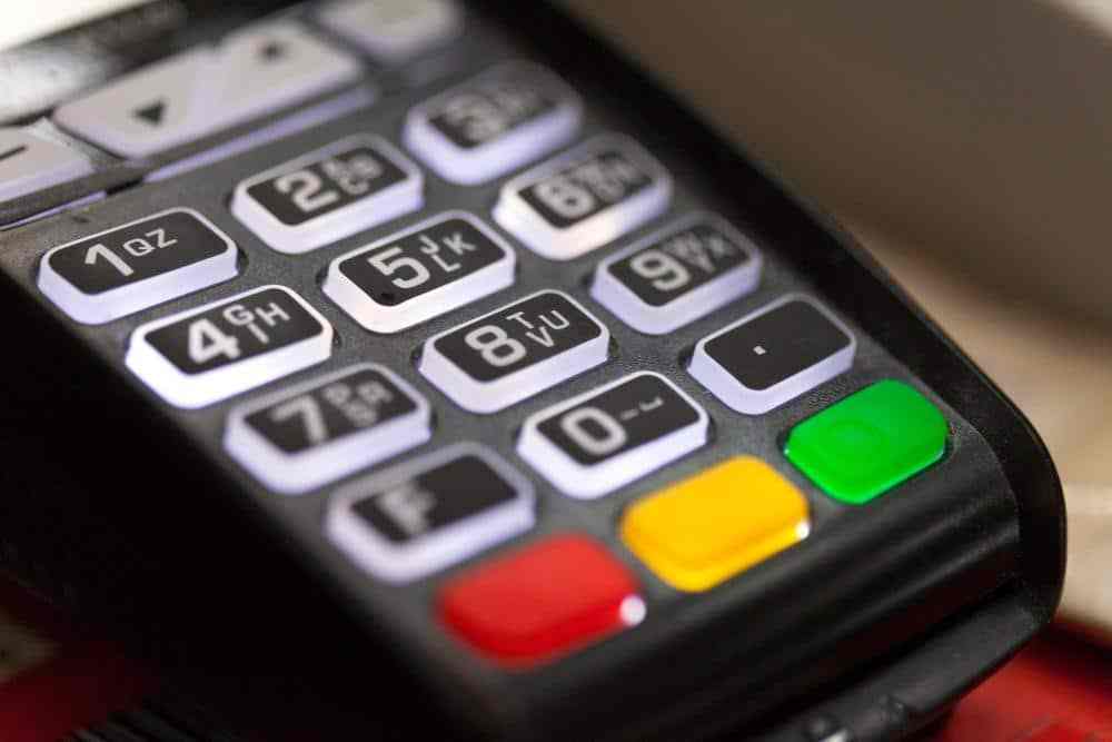Banplus permite pagar las compras con tarjeta de débito utilizando divisas