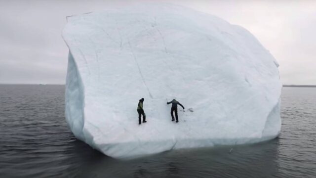 El Sumario - Dos Exploradores logran Escapar de un Iceberg que Comenzó a Hundirse