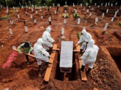 Cavar tumbas, el castigo para infractores de la mascarilla en Indonesia