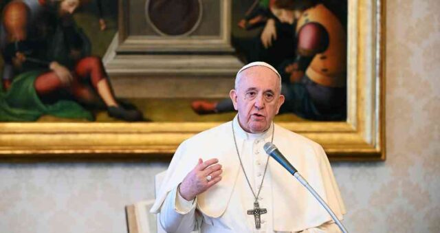 El papa Francisco pide acogida digna y humana a refugiados del campo de Moria