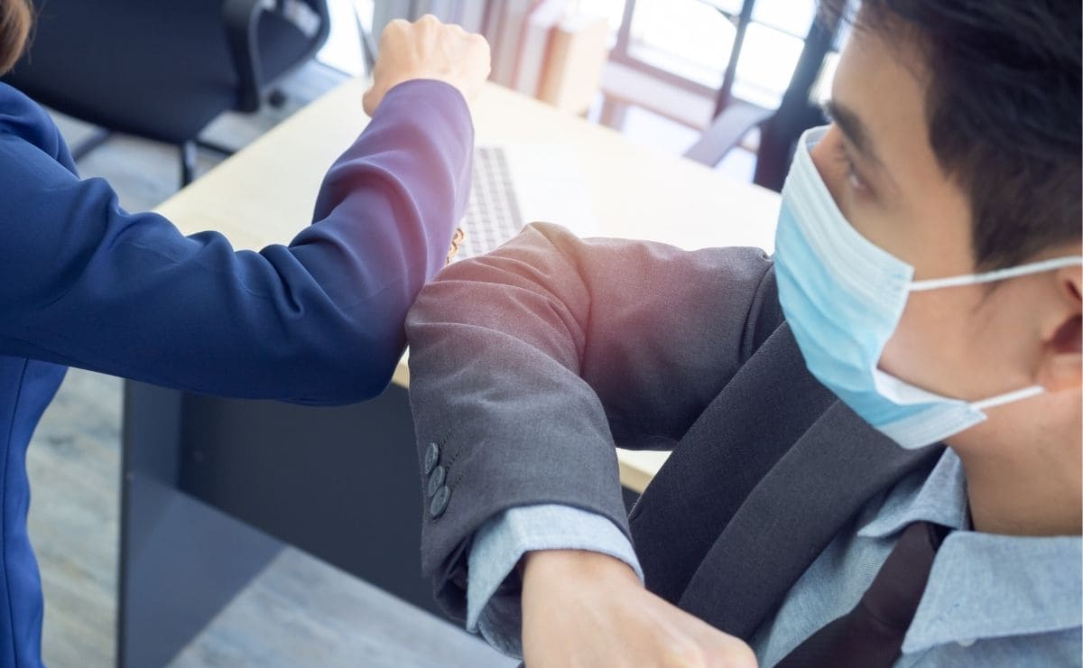La OMS desaconseja saludarse con el codo por precaución