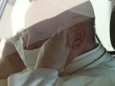 El Papa aparece con mascarilla en encuentro de oración por la paz en el mundo
