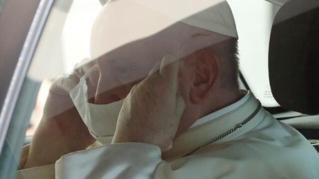 El Papa aparece con mascarilla en encuentro de oración por la paz en el mundo