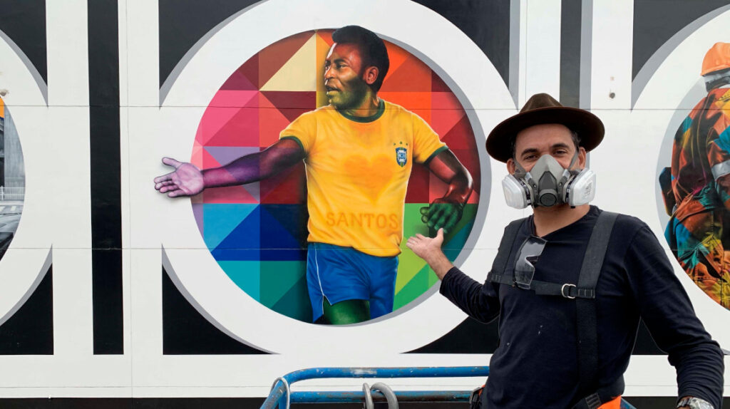 Artista Kobra homenajea a Pelé con un mural por sus 80 años