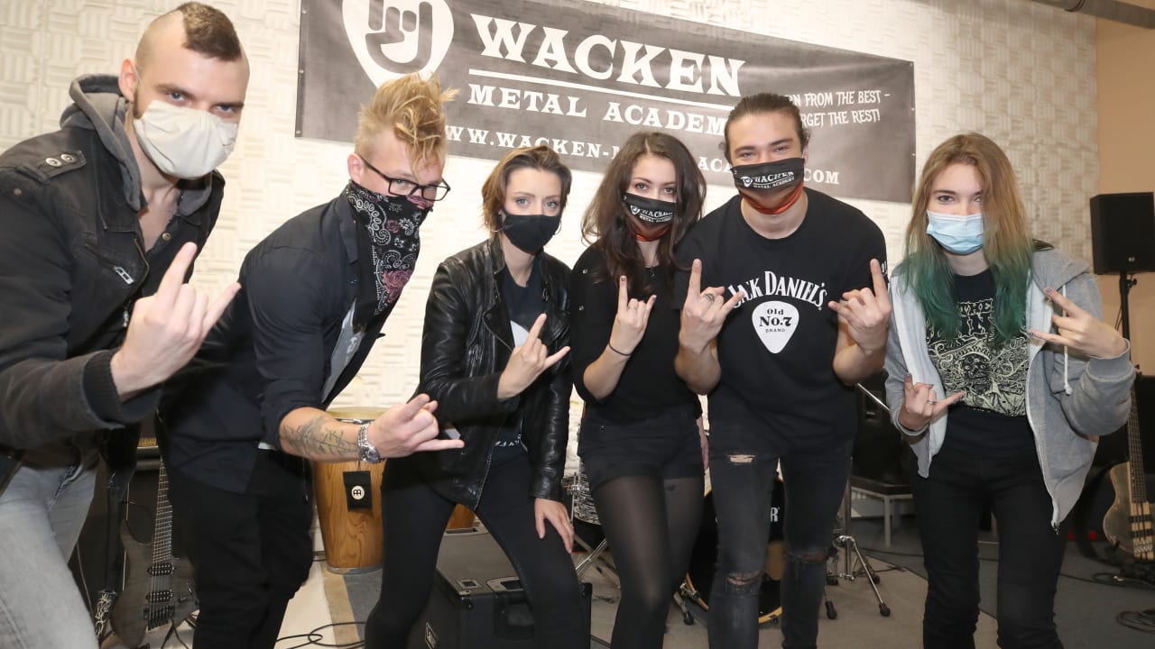 Comienzan clases en escuela para rockeros