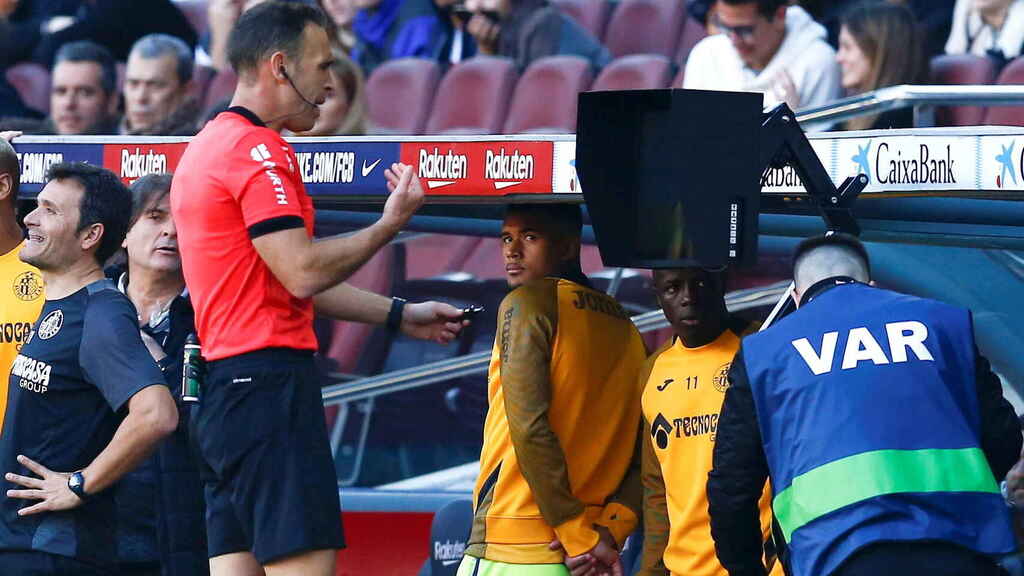 El Sumario - FIFA estudia un “VAR simplificado” con un sistema más Asequible y Económico