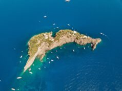¡Una curiosa historia!: Isla con forma de delfín en la costa de Amalfi, Italia