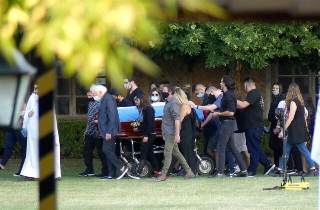 El Sumario - Maradona ya descansa en paz en el cementerio de Bella Vista