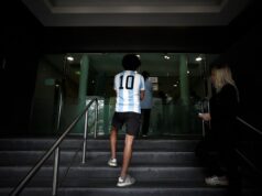 Estudian trasladar a Diego Maradona a una casa, según su médico personal