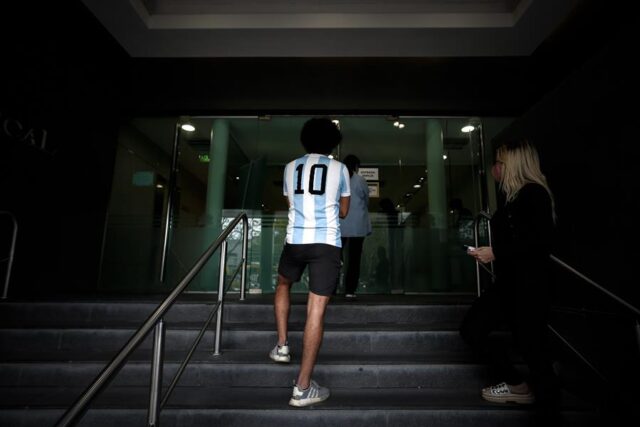 Estudian trasladar a Diego Maradona a una casa, según su médico personal