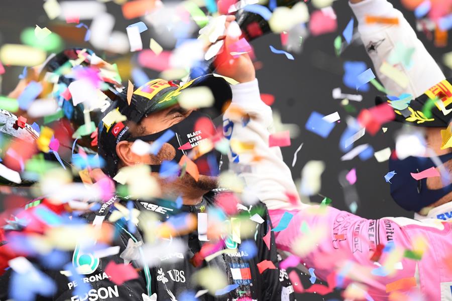 El piloto inglés alcanzó su décima victoria del año, elevando a 94 su propia marca de triunfos en la F1