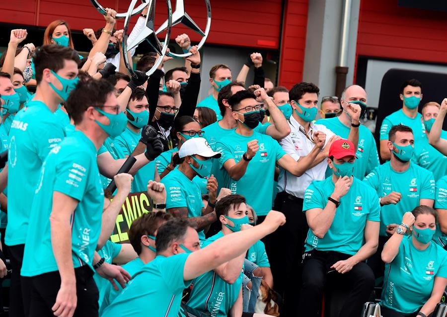 Lewis Hamilton hace campeón a Mercedes en Imola