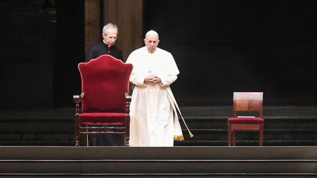 El papa Francisco recuerda a quienes murieron por el Covid-19 en soledad