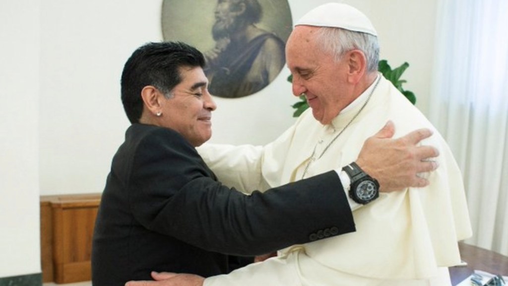 El papa Francisco reza por la partida física de Diego Maradona