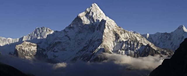 El Sumario - Nepal y China establecen que el Everest mide 8.848,86 metros