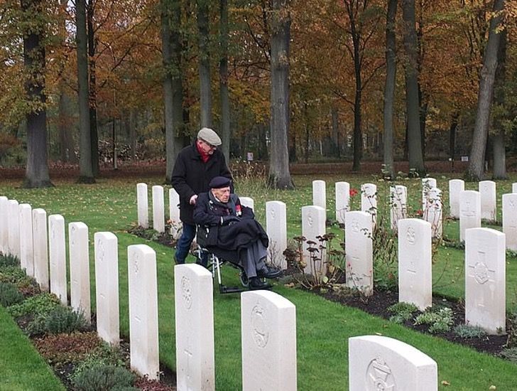 El Sumario - Héroe de guerra del ejército inglés se reencontró con el “niño” que cargó hace 75 años
