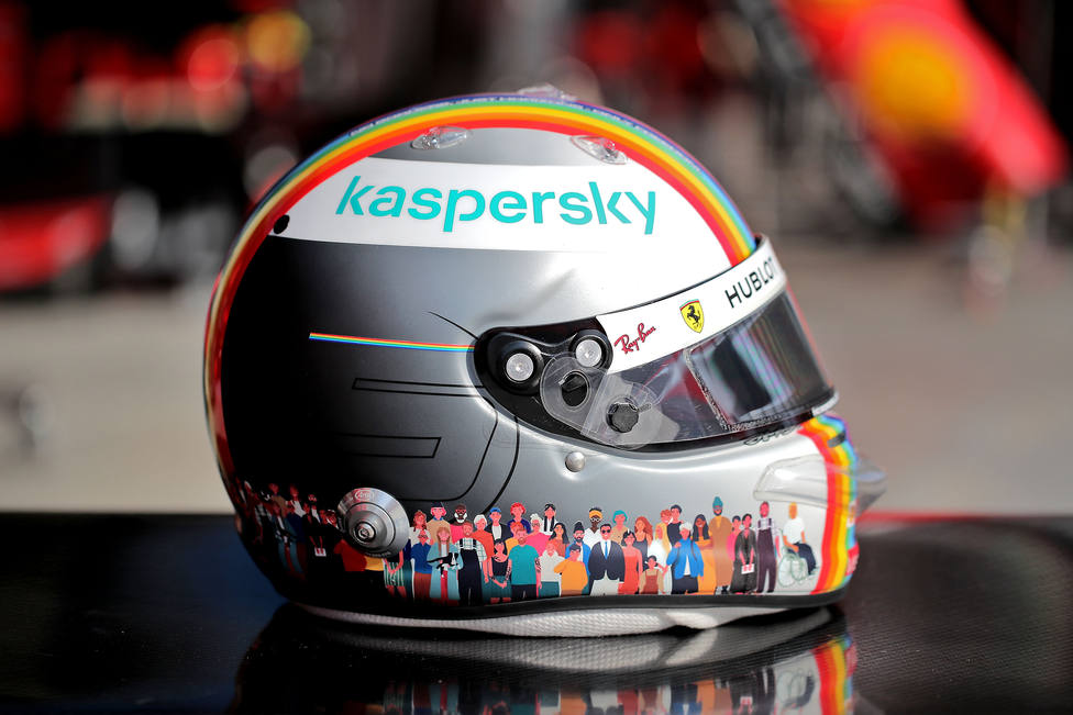 El Sumario - Subastan por US$ 272.482 el casco "arco iris" de Vettel