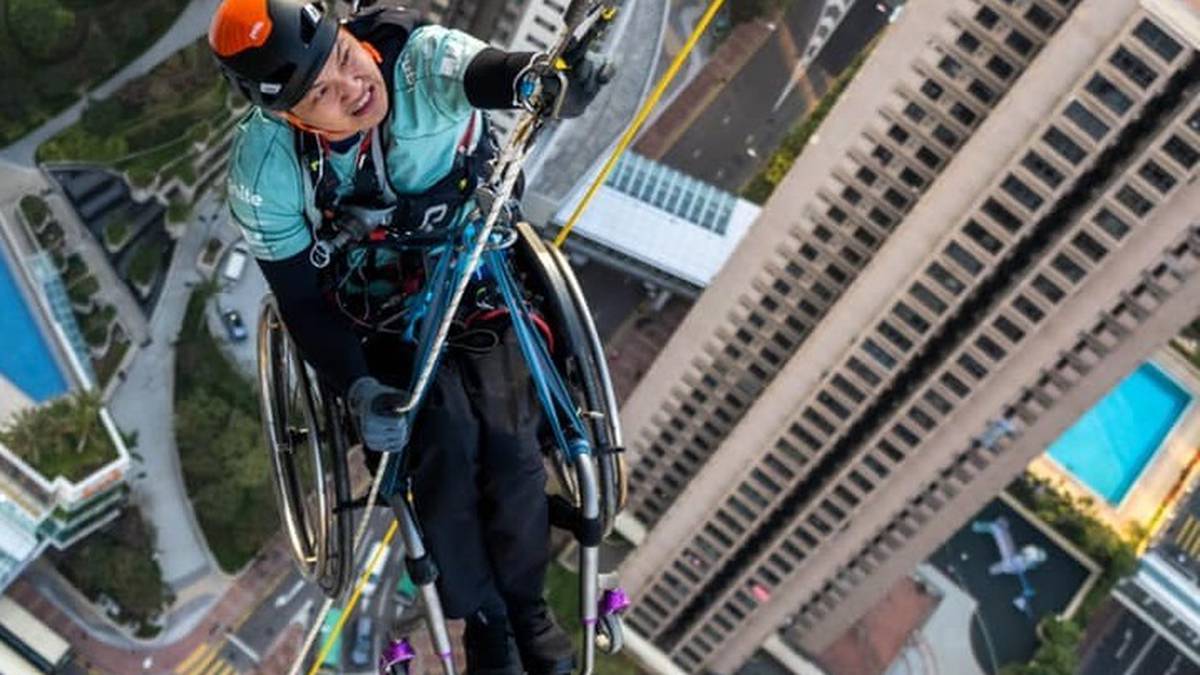 El Sumario - Deportista en silla de ruedas escaló 250 metros de un rascacielos en Hong Kong