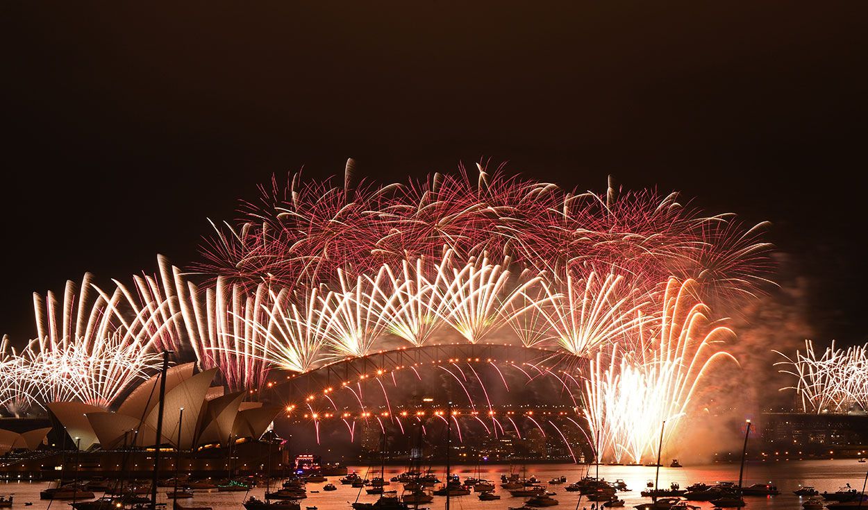 El mundo recibió al 2021 con celebraciones discretas
