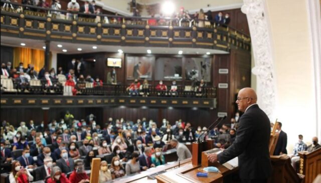 Tanto nueva Asamblea Nacional de Venezuela como la antigua pugnan y designaron directivas