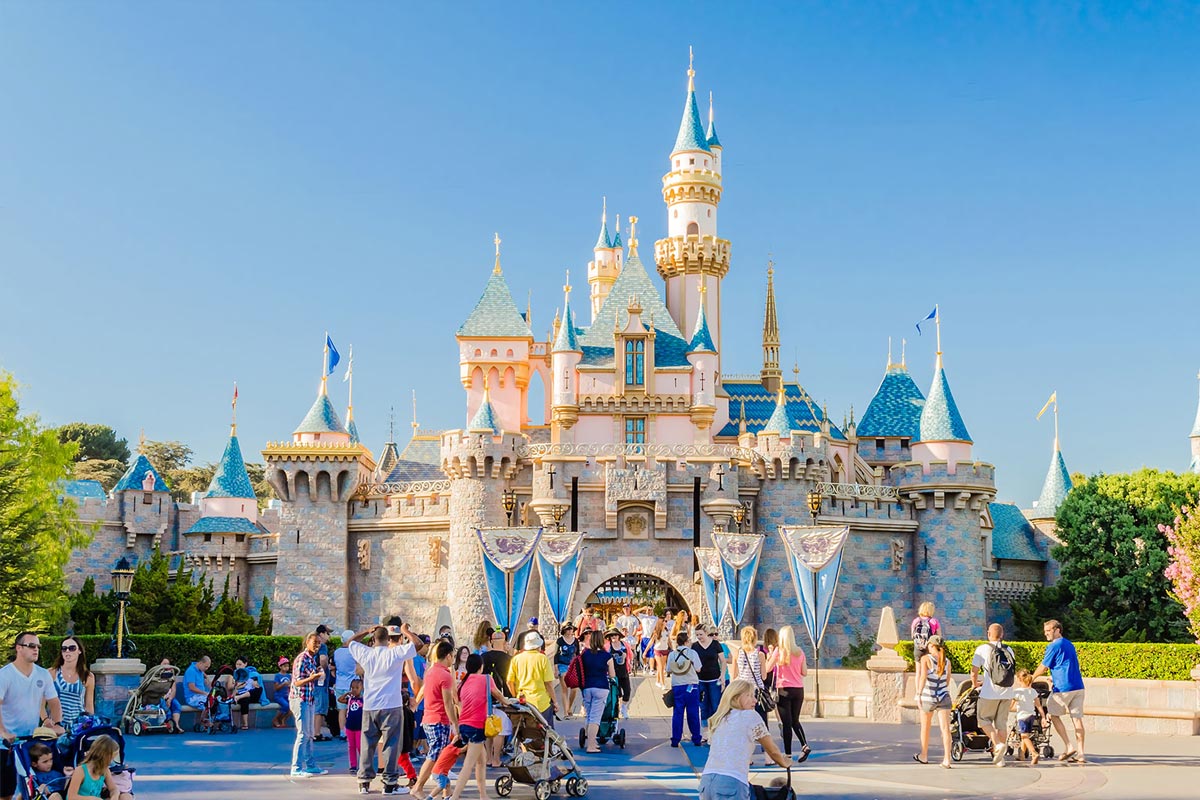 El Sumario - EE.UU. convertirá un parque de Disneylandia en un centro de vacunación