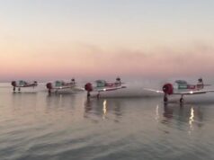 El Sumario - Mira el esquí acuático que realiza un grupo de pilotos con aviones de entrenamiento