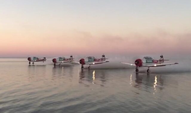 El Sumario - Mira el esquí acuático que realiza un grupo de pilotos con aviones de entrenamiento