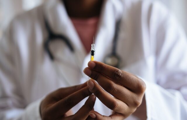 El Sumario - En ocho días se completará vacunación del personal de salud en Bolívar