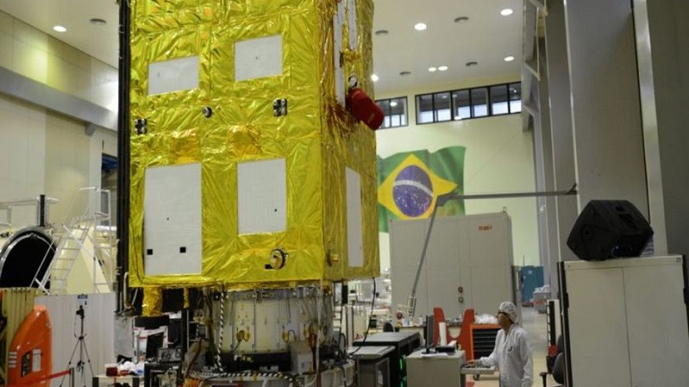 El Sumario - Lanzan primer satélite fabricado en Brasil para vigilar la Amazonía