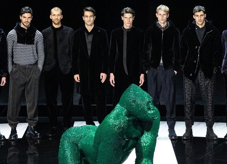 El Sumario - Pasarela de Armani en Milán apuesta por vestir de noche para el día
