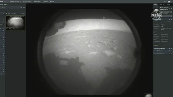El Sumario - Una de las primeras imágenes captadas por las cámaras del rover al momento del amartizaje fue transmitida de inmediato