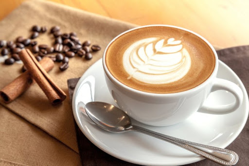 El consumo moderado de cafeína podría incidir de forma favorable en la presión arterial, plantea un reciente estudio