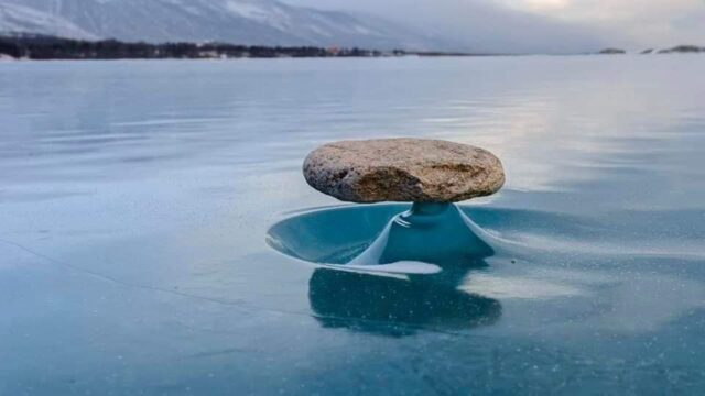 El Sumario - “Baikal Zen”, el insólito fenómeno que crea pilares de hielo bajo las piedras