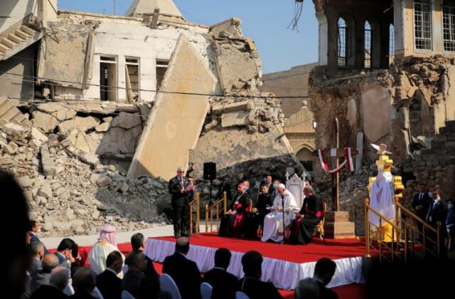 El Sumario - Papa Francisco bendijo imagen restaurada de la Virgen María destruida por ISIS