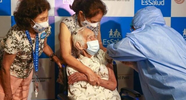 El Sumario - Vacunan a la primera anciana en Perú y es una mujer de 104 años