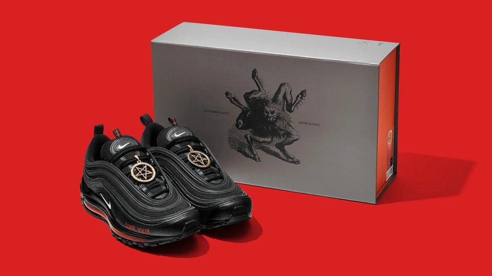 El Sumario - Las zapatillas Satan de Lil Nas X se vendieron en menos de un minuto