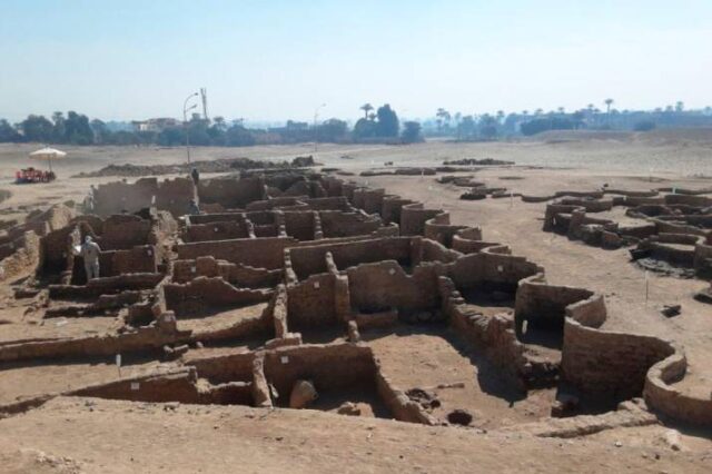 El Sumario - Hallan bajo las arenas en Egipto una gran ciudad perdida de 3.000 años