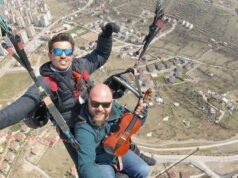 ¡Concierto desde las alturas!: Un músico vuela parapente tocando su violín