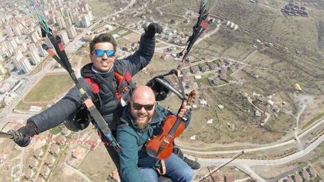 ¡Concierto desde las alturas!: Un músico vuela parapente tocando su violín