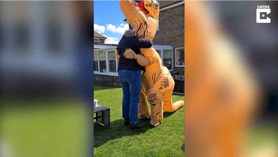 El Sumario - Madre e hija se disfrazan de dinosaurio para abrazar a sus abuelos