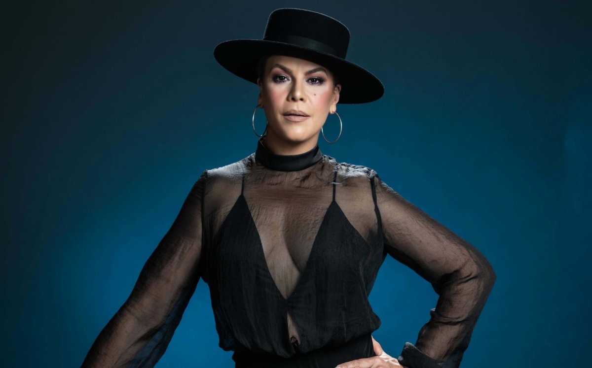 El Sumario - Olga Tañón celebró su cumpleaños estrenando el tema "Te llamo" en diversas versiones