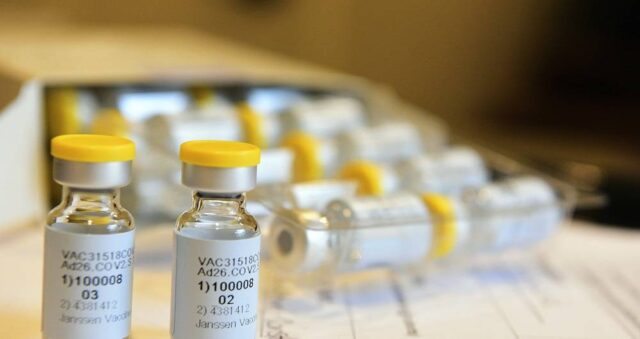 EE.UU. da luz verde para reanudar la vacunación con J&J
