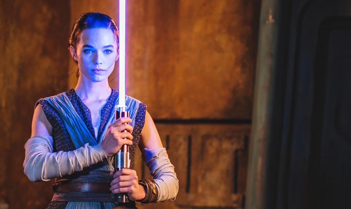 El Sumario - Disney presenta un sable láser “real” en el “día de Star Wars”