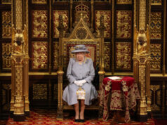 Isabel II regresa a Londres y preside la ceremonia de apertura del parlamento