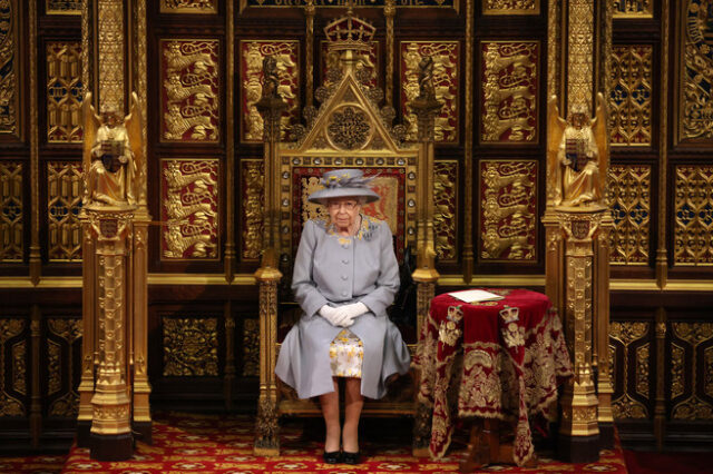 Isabel II regresa a Londres y preside la ceremonia de apertura del parlamento