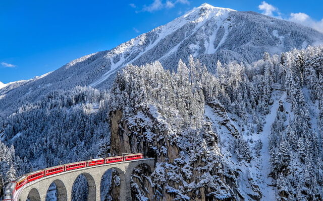 El Sumario - Mira cómo luce la cima nevada de una montaña en Suiza desde otra perspectiva