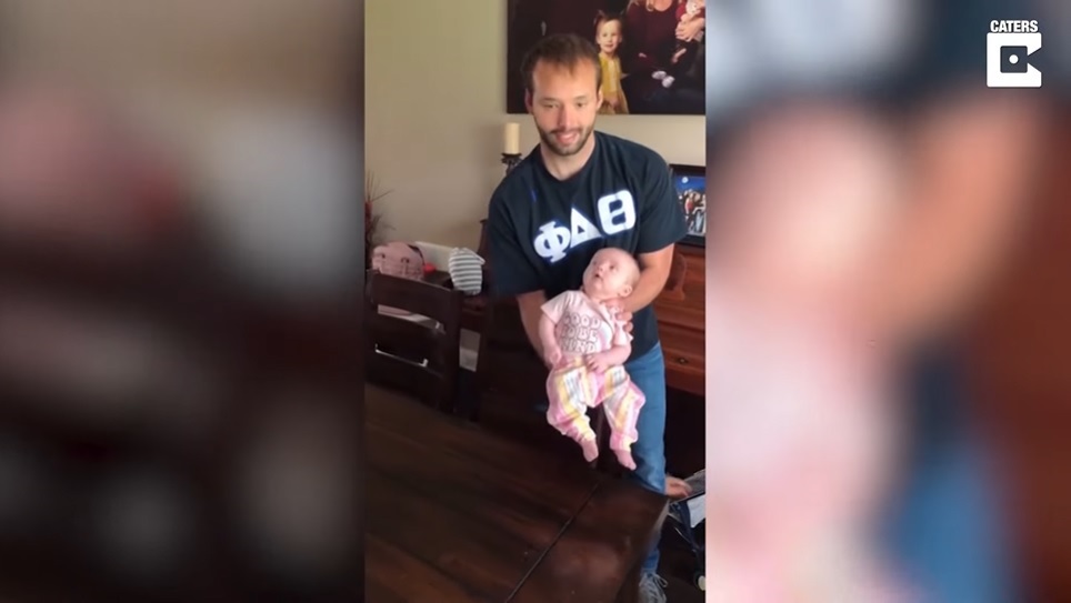 El Sumario - Una bebé ya disfruta del baile gracias a su padre